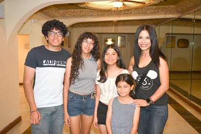 Milton, Lorena, Renata, Lea y Aurora.
