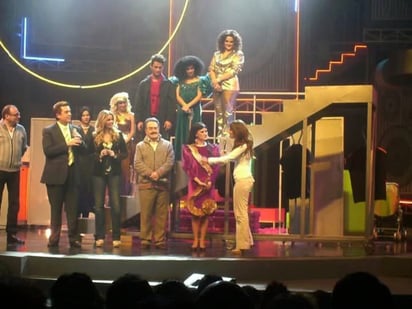Ingreso. Así debutó Hiromi en Mentiras en 2010 teniendo de padrinos a Daniel Bisogno, Atala Sarmiento, Jimena Pérez y Pedro Sola.