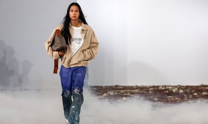 Diseño de la marca  Bluemarble en Paris Fashion Week 2025. Foto: EFE