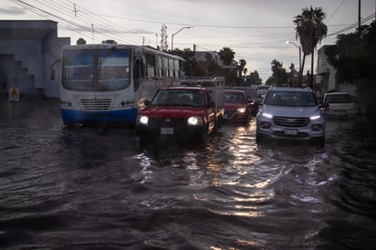 Navegando. Vehículos tuvieron que transitar por vialidades completamente inundadas, con el riesgo de quedarse varados o de caer en algún bache generado por las precipitaciones
de los últimos días.