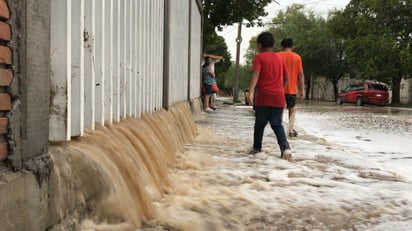 Cascada de lluvia. Zonas de Torreón se convirtieron en verdaderos ríos y cascadas de lluvia, por donde los ciudadanos tuvieron que cruzar para llegar a sus destinos