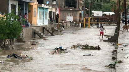 Precaución. Las autoridades instaron a la ciudadanía a extremar precauciones al conducir, evitar zonas inundadas y, de ser
posible, permanecer en casa.