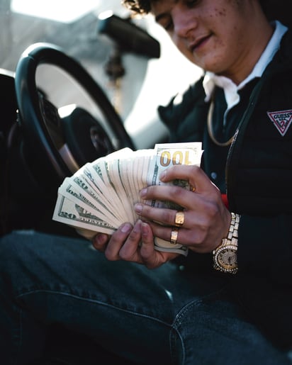 Bajo los preceptos de la hipergamia, los hombres suelen mostrar su poder económico para atraer mujeres. Foto: Unsplash/ Brock Wegner