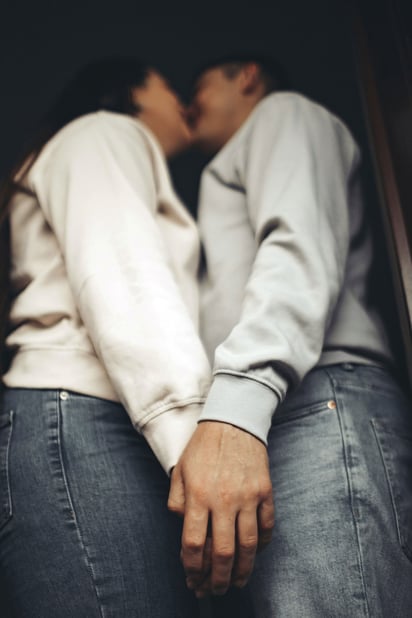 Dejar de lado el enfoque transaccional permite que la pareja construya una relación sana y fortalecida. Foto: Unsplash/ Ana Curcan