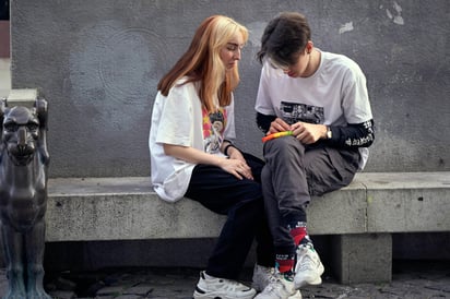 El público joven es el que prefiere informarse a través de redes sociales o, incluso, desentenderse completamente de las noticias. Foto: Unsplash/ Maxim Tolchinskiy