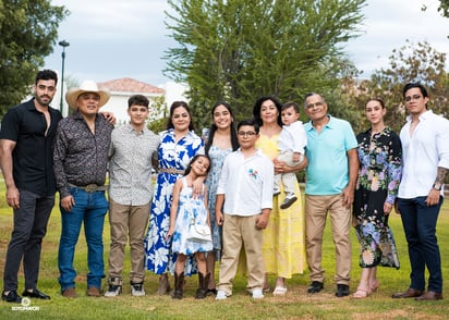 Hannia acompañada de su familia.