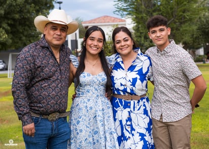 Hannia Torres Mesta, junto a su hermano Iker Torres Mesta y sus papás, Paloma Mesta de Torres y Armando Torres.