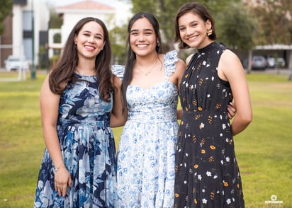 La graduada con Melisa García y Lorelai Vargas.