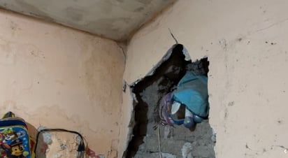 La vivienda está a punto de colapsar, construida de adobe con techos de vigas que se reblandecieron,
y algunas paredes ya presentan perforaciones en los cimientos (EL SIGLO DE TORREÓN/ ED MOLINA)
