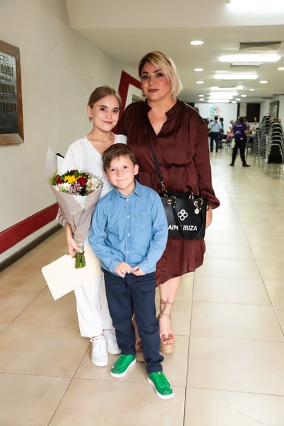 Yoana Quezada, Gabriela Flores y Alejandro Flores.