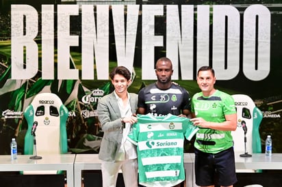 Además, la directiva del club lagunero presentó de manera oficial a su último elemento fichado, el futbolista colombiano Kevin Balanta (c).