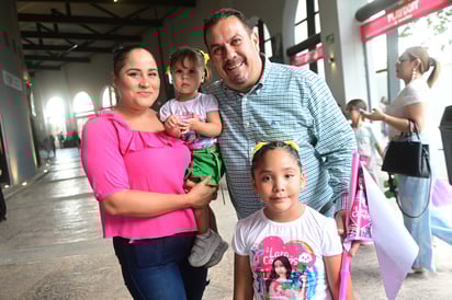 Danae, Jimena, Armando y Lokis.