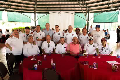 Los asistentes posaron juntos en una jornada llena de nostalgia, compañerismo y gratitud por una vida dedicada al trabajo en la mina.