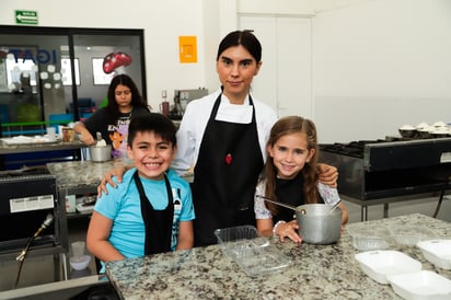 Derek, Arlette y Ana Laura.