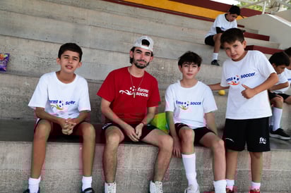 Pablo, Santiago, Alejandro y Derek. 
