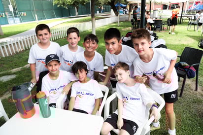 Los pequeños disfrutan cada momento del curso de verano, entre juegos, nuevas amistades y muchas sonrisas.