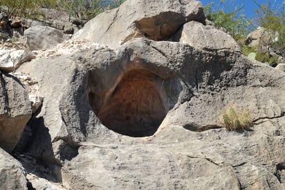 Cueva en el ejido Alejandría, en San Pedro, Coahuila, habitada por cazadores recolectores en el pasado. Foto: Ramón Sotomayor