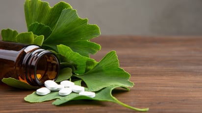 Ingredientes naturales como la miel y las semillas de ginkgo biloba se combinan tradicionalmente para preparar remedios caseros.