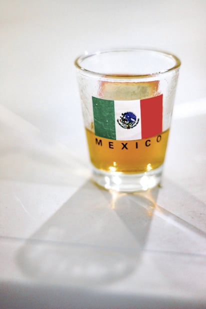 Bebidas como el sotol, la charanda, el mezcal y el tequila cuentan con DO. Foto: Unsplash/ Hitoshi Namura