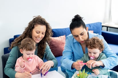 Es importante que la crianza colectiva no se lleve a cabo solamente por mujeres, pues eso podría ir en detrimento de la equidad de género. Foto: Freepik