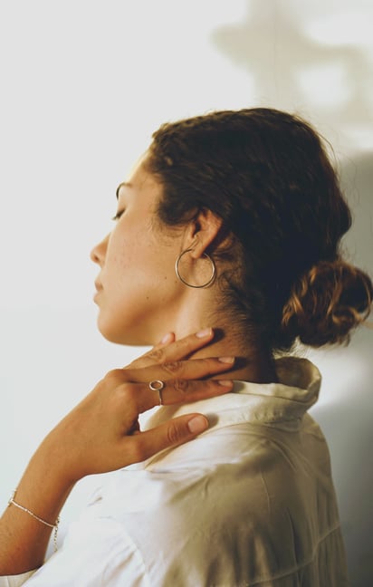 La tensión constante produce dolores musculares en cuello, hombros, espalda y brazos. Foto: Unsplash/ Camila Seves
