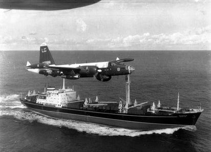 Un avión P2V Neptune de la Armada de los Estados Unidos sobrevuela un carguero soviético durante la cuarentena. Foto: archives.gov 