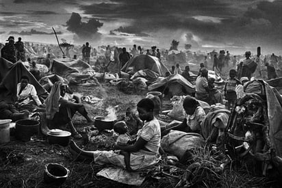 Campo de refugiados ruandeses en Benako, Tanzania, 1994. Se ha acusado al Consejo de Seguridad de la ONU de inacción ante el genocidio en Ruanda. Foto: Sabastiao Salgado
