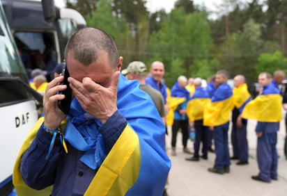 Prisionero de guerra ucraniano hace una llamada telefónica tras ser liberado por Rusia. Foto: EFE/ Stringer
