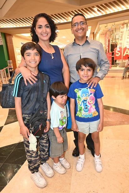 Victoria, José Miguel, Fer, Max y Leo.