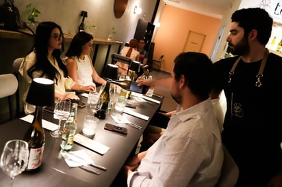El sommelier guió a los asistentes, enriqueciendo cada
momento con explicaciones y matices que elevaron la
experiencia.