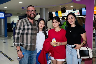 Luis, Kayla, Hillary y Claudia.