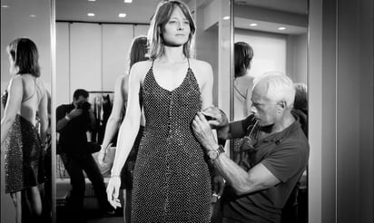 Giorgio Armani mientras viste a Jodie Foster, 2003. Foto: especial