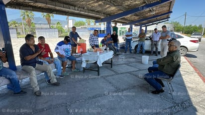 Subsecretario de Gobierno se reúne con obreros de AHMSA. EL SIGLO DE TORREÓN / Sergio Rodríguez