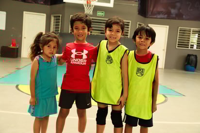 María Fernanda, Luciano, Elena y Alain.