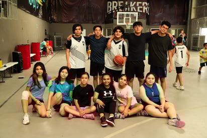 Diversión y deporte se unen en este curso de básquet para los más jóvenes.