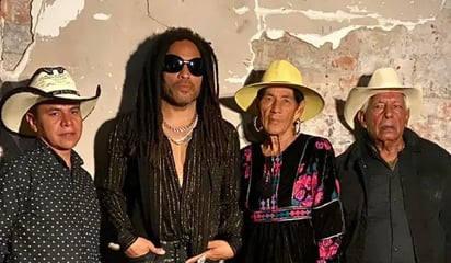 Higinio Chavarría, actual integrante, junto a Guadalupe Salazar y Ofelia Elizalde con Lenny Kravitz en el San Luis Film Festival de Arizona en el año 2021. (CORTESÍA)