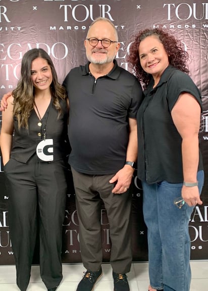 Sofía Cabrera e Isabel Vázquez con Marcos Witt.