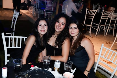Ilian Pérez, Melissa Puente y Regina Cabodevila.