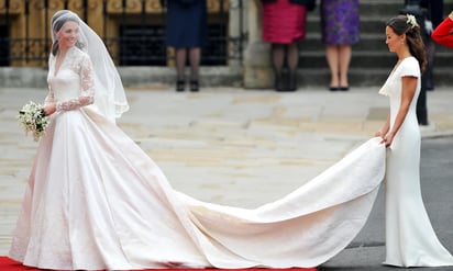 Kate Middleton (i) portando un diseño exclusivo de Sarah Burton. Foto: especial