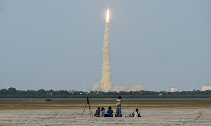 Personas observan el lanzamiento del cohete GSLV-F16 de ISRO desde el Centro Espacial Satish Dhawan en Sriharikota, India, el 30 de julio de 2025. Foto: EFE