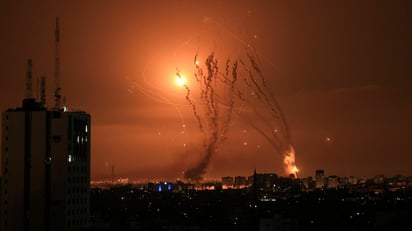 El Domo de Hierro intercepta misiles lanzados por Hamás desde Gaza sobre la ciudad de Netivot el 8 de octubre de 2024. Foto: AFP/ Mahmud Hams