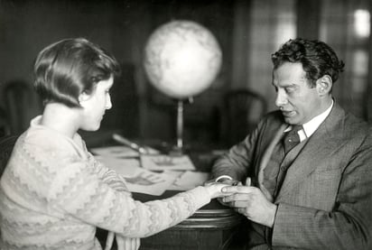 El profesor Julius Spier, del Instituto de Quiromancia de Berlín, ofrece una consulta,1930. Foto: Colección Spaarnestad