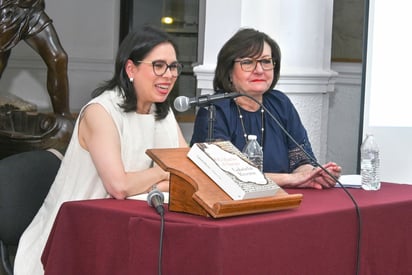 Gabriela Riveros, acompañada por María Isabel Saldaña, visitó La Laguna para presentar su más reciente novela 'Olvidarás el fuego' (Lumen, 2022) en el Archivo Municipal de Torreón. Foto: Ramón Sotomayor