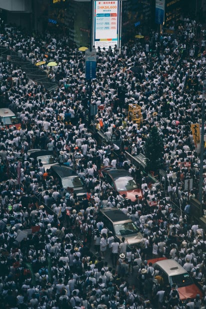Mucha gente que decide no tener descendencia lo hace porque considera a la sobrepoblación como un problema para encontrar buenas oportunidades de vida en el futuro. Foto: Unsplash/ Joseph Chan