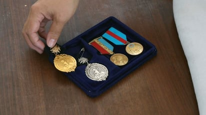 Medallas entregadas por Kasajistán a las madres con más hijos. Foto: Taylor Weidman
