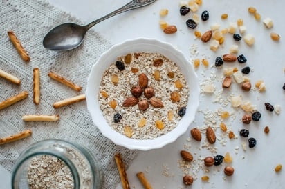 Granos y cereales integrales son alimentos ricos en fibra. Foto: Unsplash/ Margarita Zueva