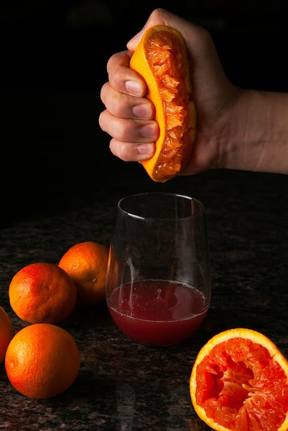 No quitar la pulpa de las frutas al hacer jugos es una forma de conservar su contenido fibroso. Foto: Unsplash/ Nanxi Wei