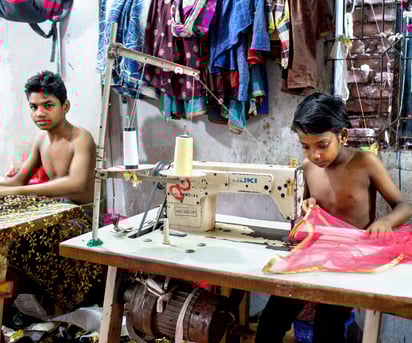 Muchas empresas de fast fashion, e incluso marcas de mayor calidad, subcontratan maquilas asiáticas precarizadas y con trabajo infantil. Foto: K M Assad Lightrocket/ Getty Images
