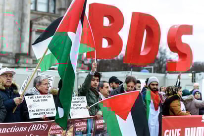 Simpatizantes del movimiento BDS en una protesta frente al Parlamento Alemán. Foto: Britannica