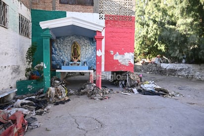 Vivienda y altar de la Virgen de Guadalupe sobre el canal El Huizache en la colonia José R. Mijares. Imagen: Ramón Sotomayor.
